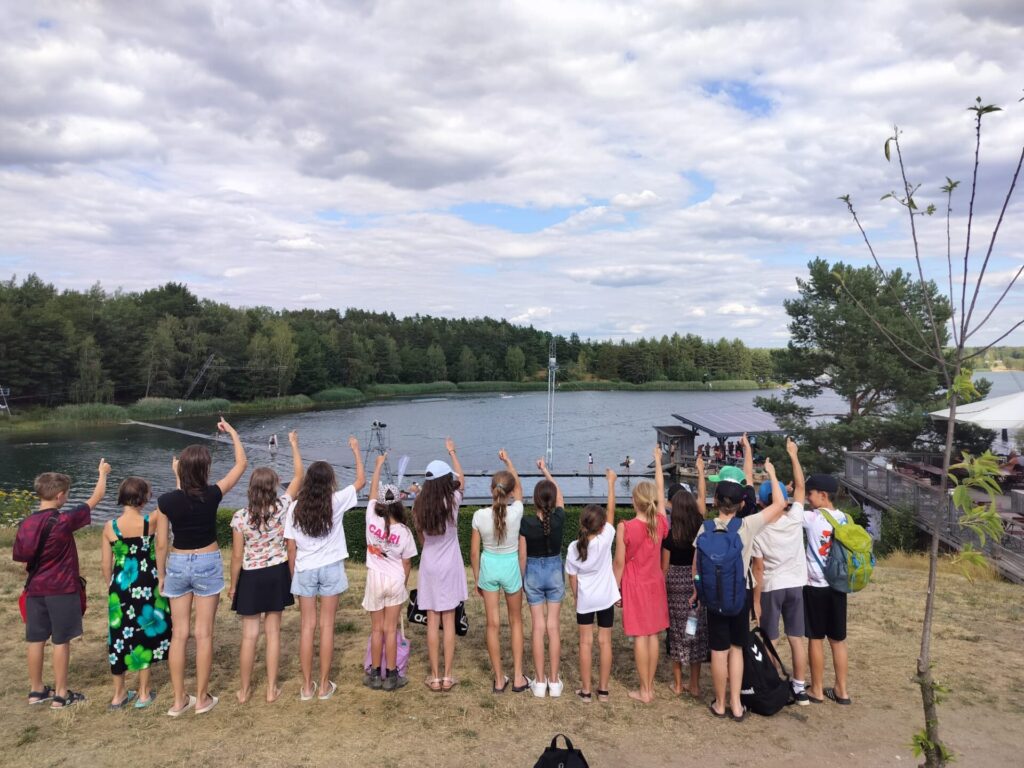 Gruppenfoto einiger Teilnehmer vor dem See