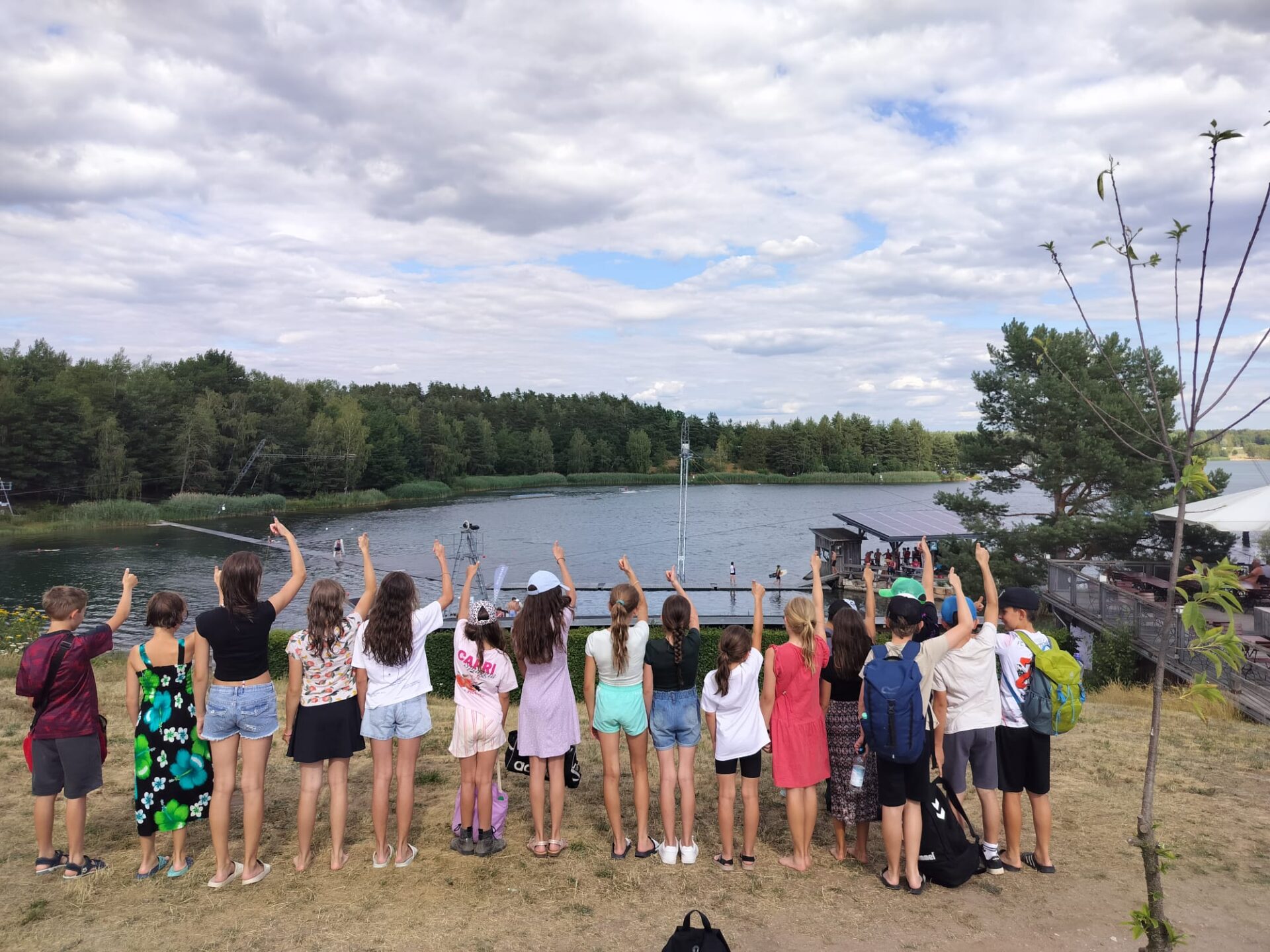 Gruppenfoto einiger Teilnehmer vor dem See